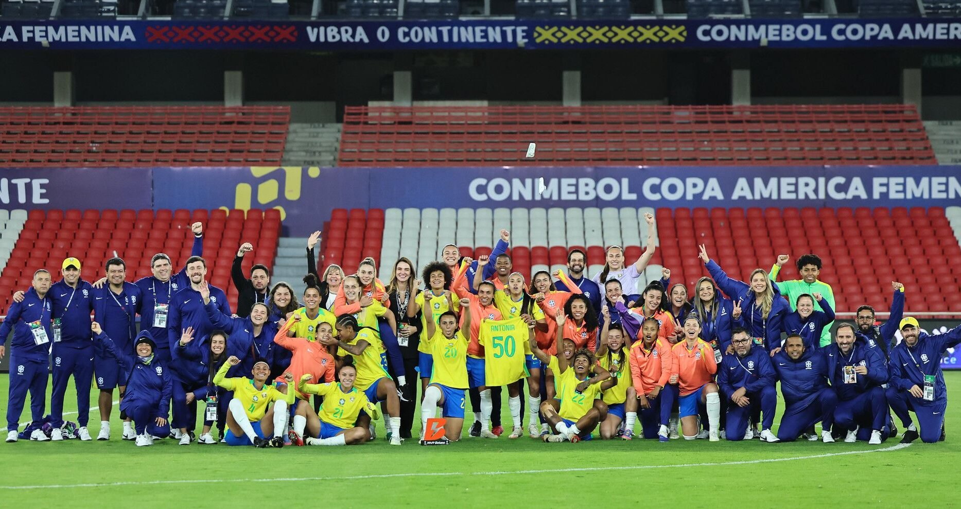 Jogadoras e comissão técnica da Seleção Brasileira feminina (foto: Lívia Villas Boas/CBF)