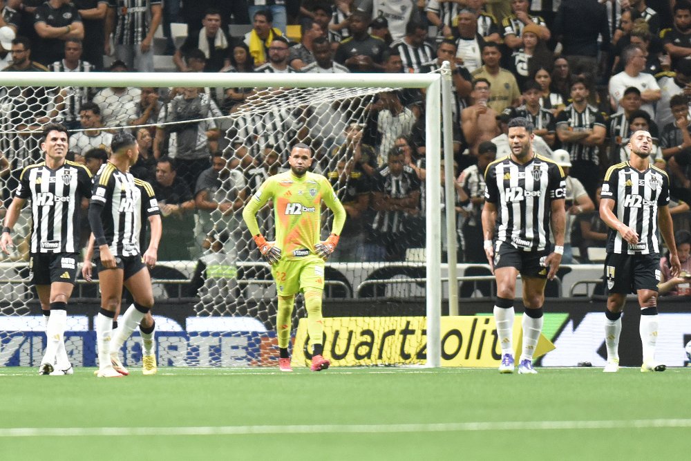 Jogadores do Atlético lamentam gol sofrido contra o Cruzeiro (foto: Ramon Lisboa/EM/DA.Press)