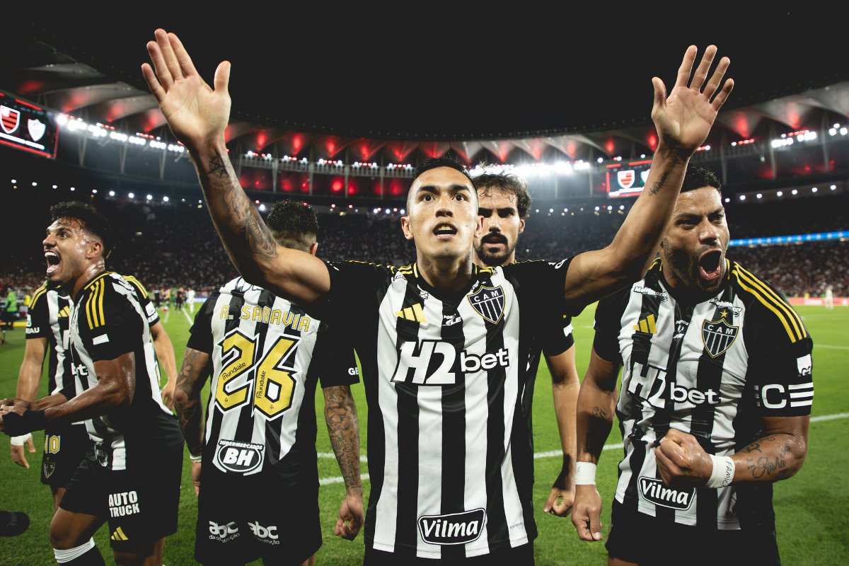 Jogadores do Atlético comemoram gol sobre o Flamengo no Maracanã (foto: Pedro Souza/Atlético)