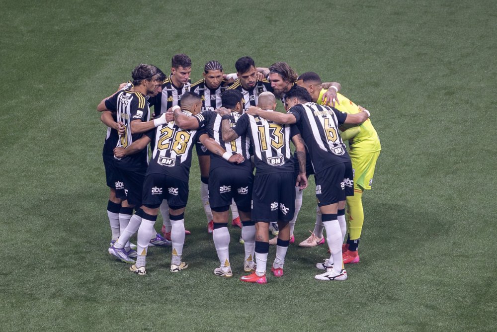 Jogadores do Atlético reunidos no meio-campo da Arena MRV (foto: Pedro Souza/Atlético)