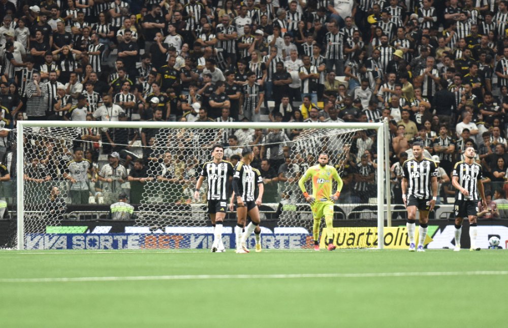 Jogadores do Atlético se lamentam durante derrota para o Cruzeiro na Arena MRV (foto: Ramon Lisboa/EM/D.A. Press)