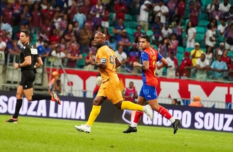 Imagem de dois jogadores, de Bahia e Retrô, correndo no gramado da Fonte Nova no jogo de ida das oitavas de final da Copa do Brasil (foto: Divulgação/Retrô)
