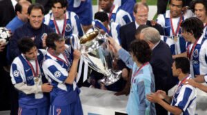 Jorge Costa (camisa 2) capitaneou Porto na conquista da Champions League de 2003/2004 - Crédito: 