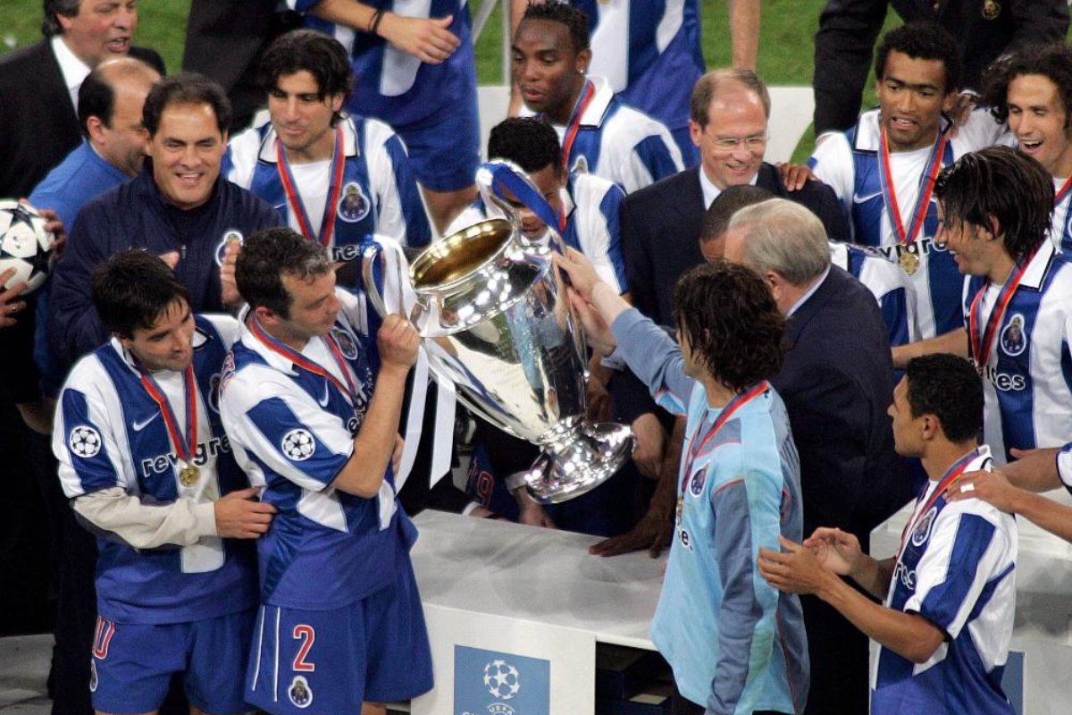Jorge Costa (camisa 2) capitaneou Porto na conquista da Champions League de 2003/2004 (foto: JOHN MACDOUGALL/AFP)