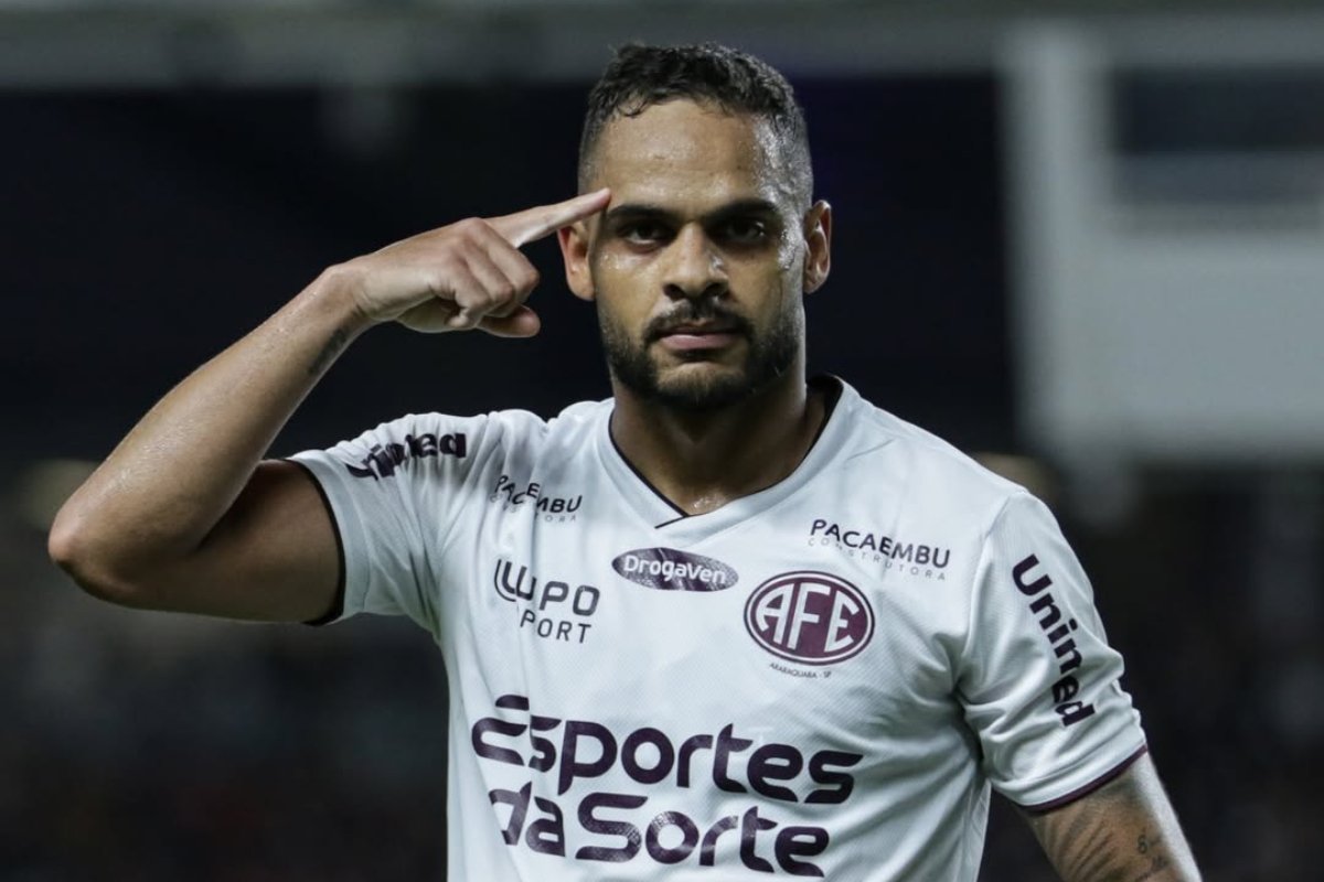 Juninho comemora gol marcado contra o Remo (foto: Divulgação/Ferroviária)