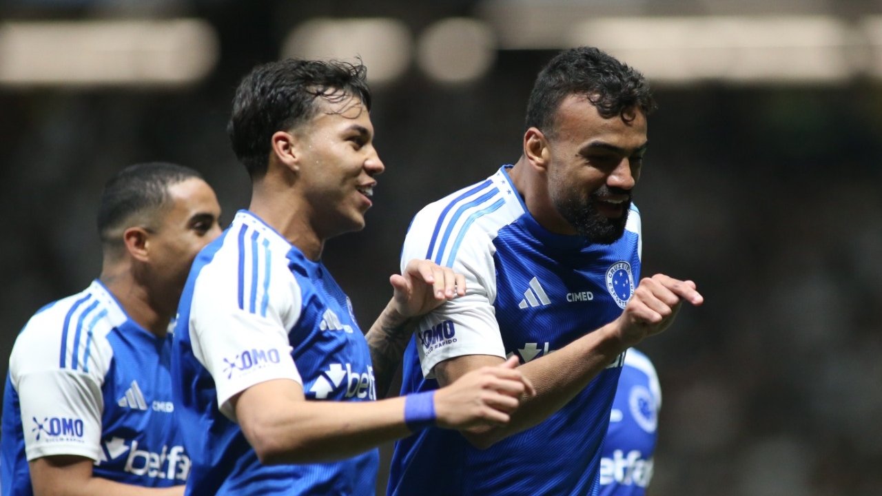 Kaio Jorge e Fabrício Bruno celebrando gol do Cruzeiro na Arena MRV (foto: Edésio Ferreira/EM/DA Press)