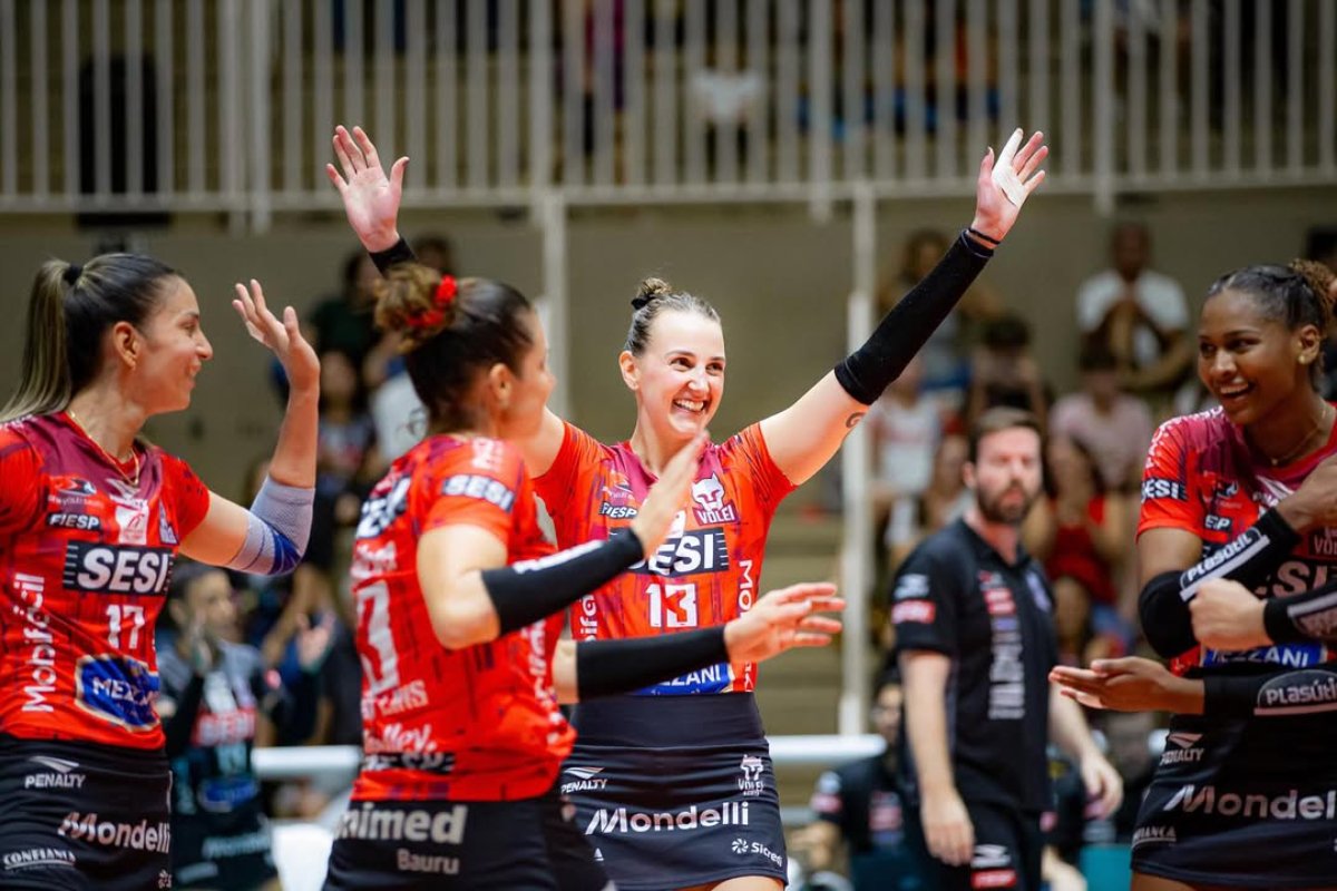 Kasiely comemora ponto pelo Bauru na Superliga Feminina de Vôlei (foto: Felipe Wiira/Sesi-SP)