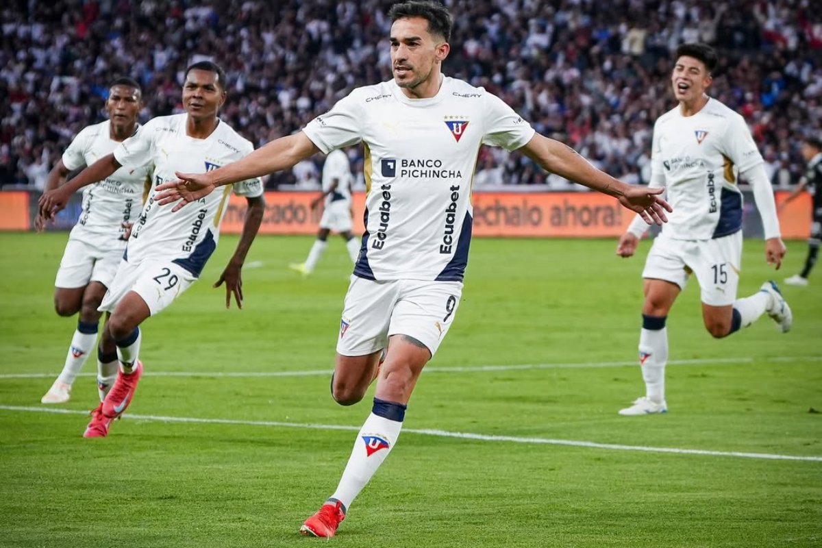 Jogadores da LDU comemoram um dos gols da vitória contra o Botafogo (foto: Divulgação/LDU)