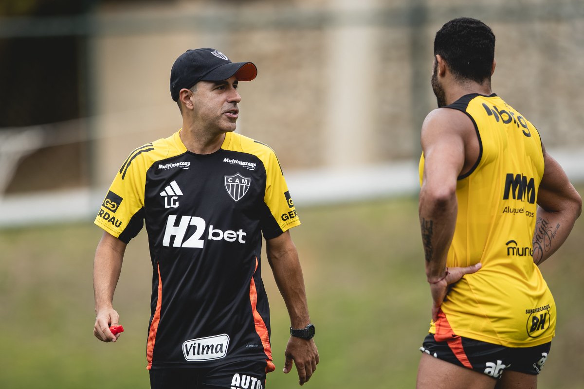 Lucas Gonçalves, auxiliar fixo do Atlético, conversa com Hulk durante treinamento na Cidade do Galo (29/8) (foto: Pedro Souza/Atlético)