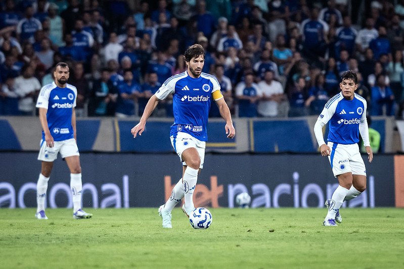 Lucas Silva conduz bola (foto: Gustavo Aleixo/Cruzeiro)