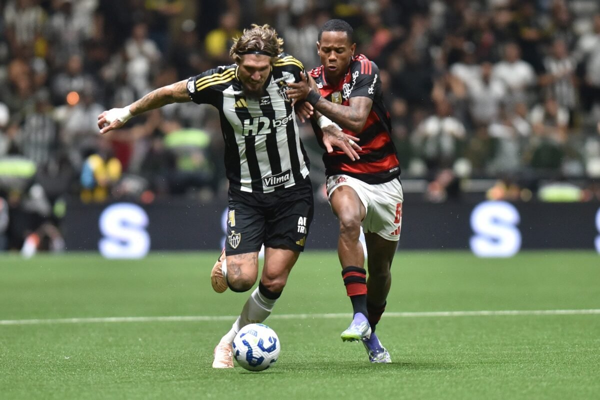 Lyanco e Wallace Yan em disputa de bola durante Atlético x Flamengo, na Arena MRV (foto: Ramon Lisboa/EM/D.A. Press)