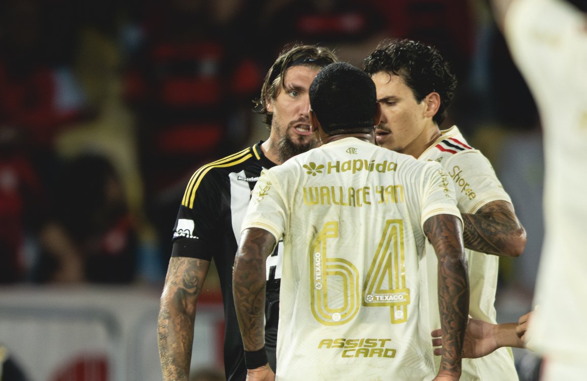 Wallace Yan e Lyanco discutiram durante Flameengo x Atlético (foto: Pedro Souza/Atlético)