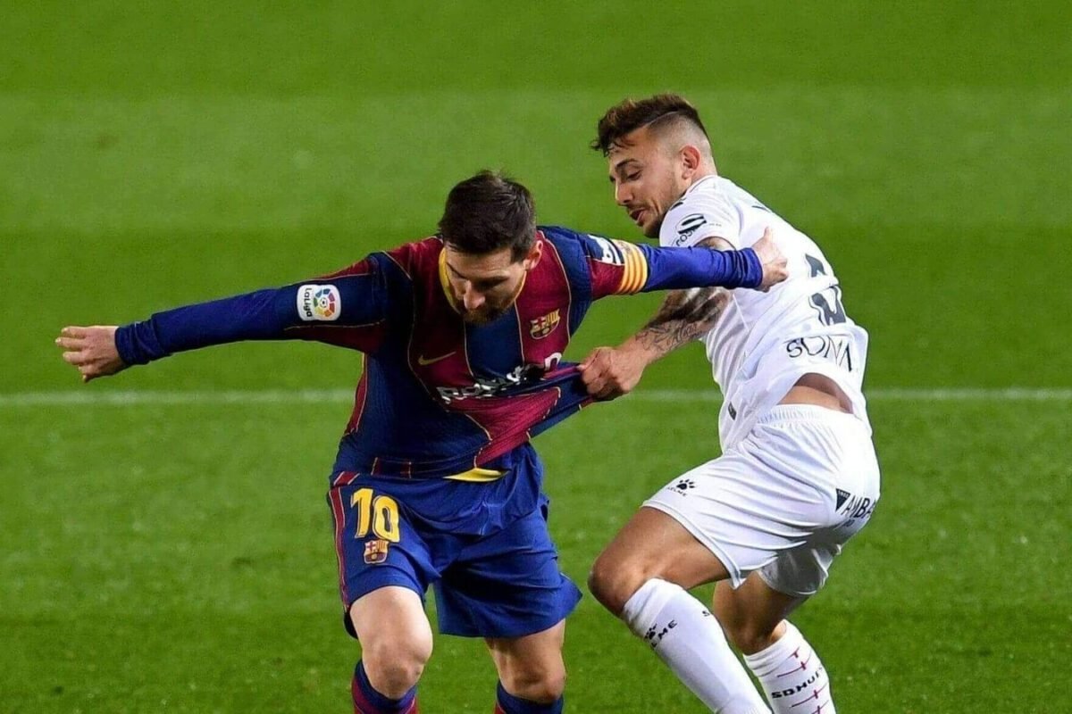 Maffeo marca Messi durante jogo do Campeonato Espanhol (foto: LLUIS GENE/AFP)