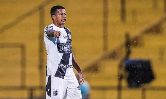 Maguinho aponta para frente com camisa da Ponte Preta (foto: Pedro Zacchi/Ag. Paulistão)