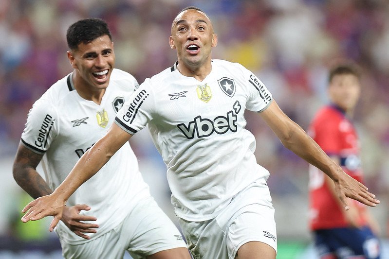 Marçal abre os braços em comemoração do Botafogo (foto: Vitor Silva/Botafogo)