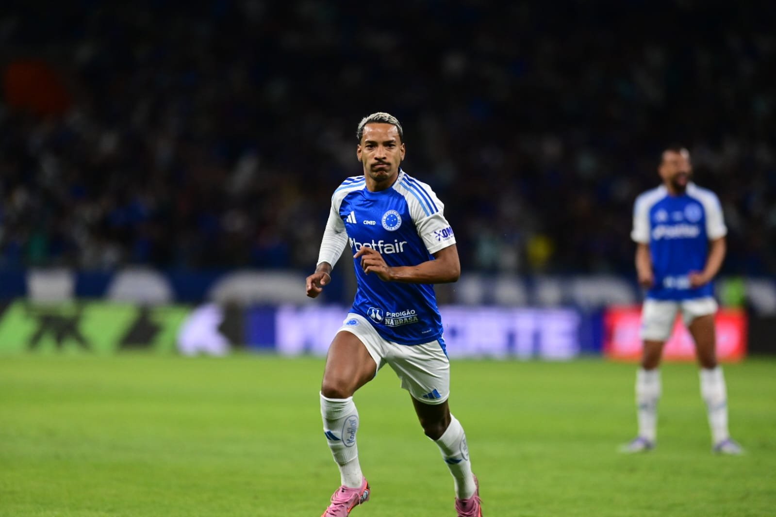 Matheus Pereira corre em comemoração do Cruzeiro (foto: Leandro Couri/EM/D.A Press)