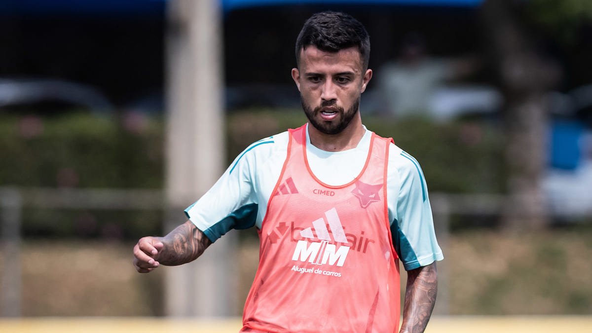 Matheus Henrique, volante do Cruzeiro, em treinamento na Toca da Raposa 2 (foto: Gustavo Aleixo/Cruzeiro)