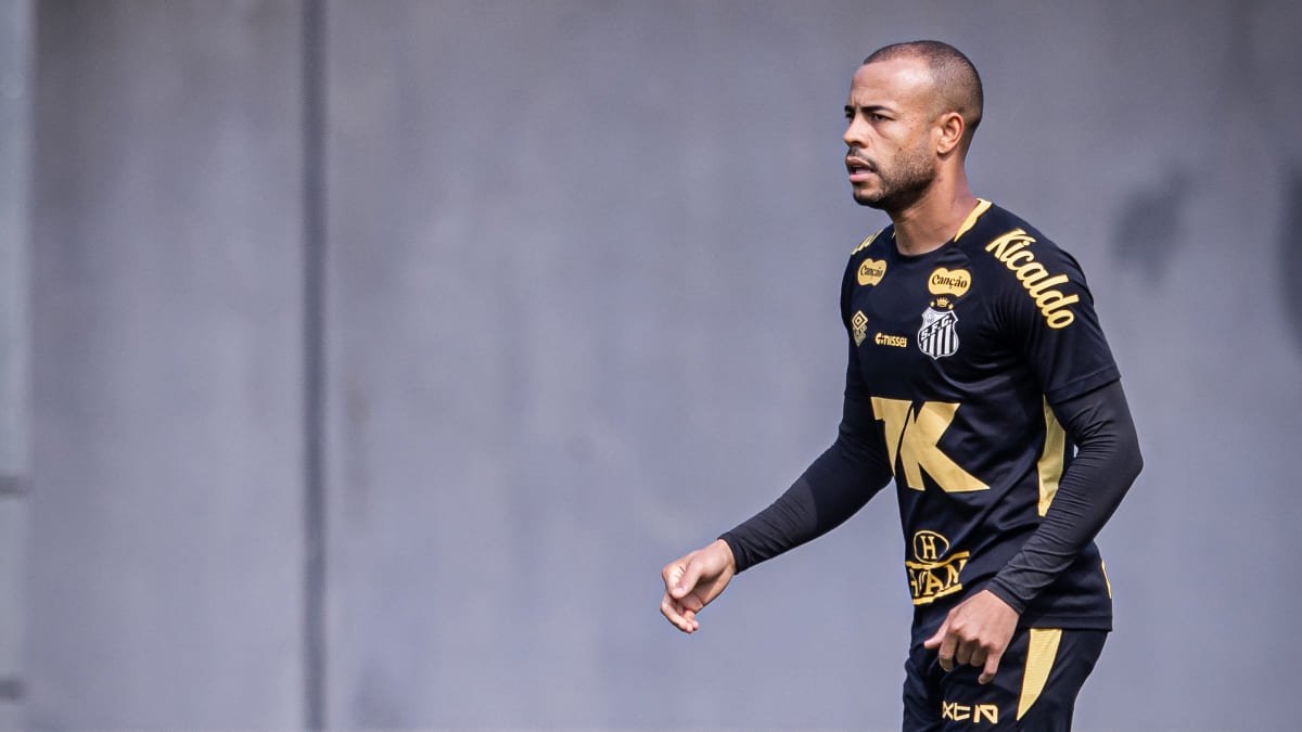 Mayke, lateral-direito do Santos, em treinamento antes de duelo com Cruzeiro - (foto: Raul Baretta/Santos FC)