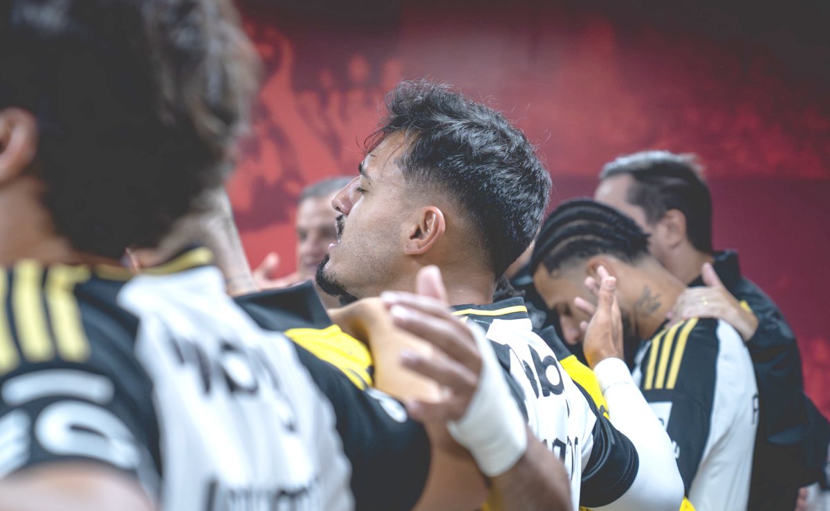 Gabriel Menino, meio-campista do Atlético, durante oração no vestiário do Morumbis, em São Paulo (foto: Pedro Souza/Atlético)