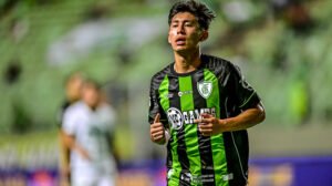 Miguelito durante jogo do América no Independência - Crédito: 