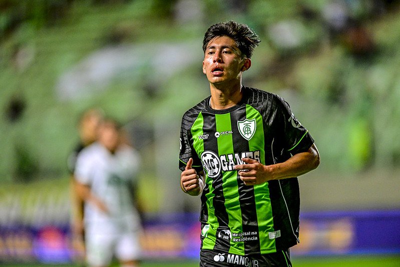 Miguelito correndo em jogo do América (foto: Mourão Panda/América)