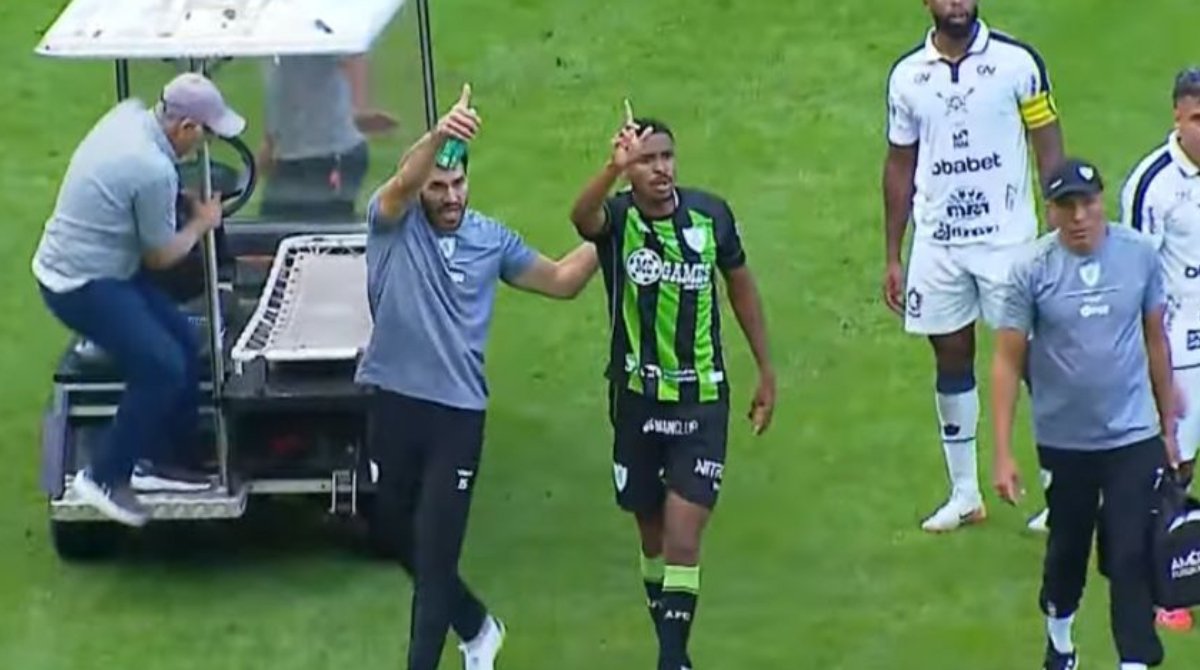 Miquéias se recusa a sair no fim do primeiro tempo de América x Remo (foto: Reprodução/Desimpedidos)