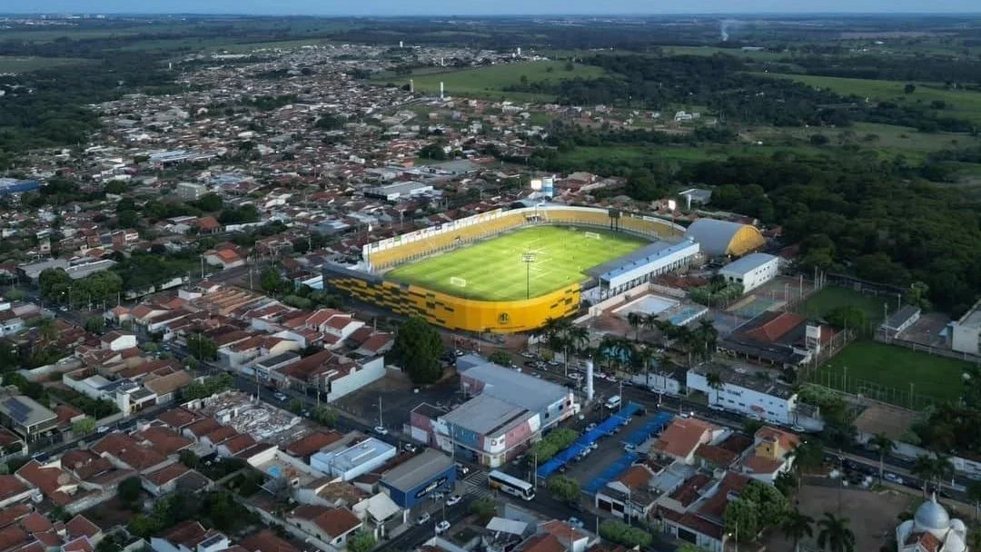 Estádio Maião em destaque em meio às residências em Mirassol - (foto: Divulgação/ Prefeitura de Mirassol)