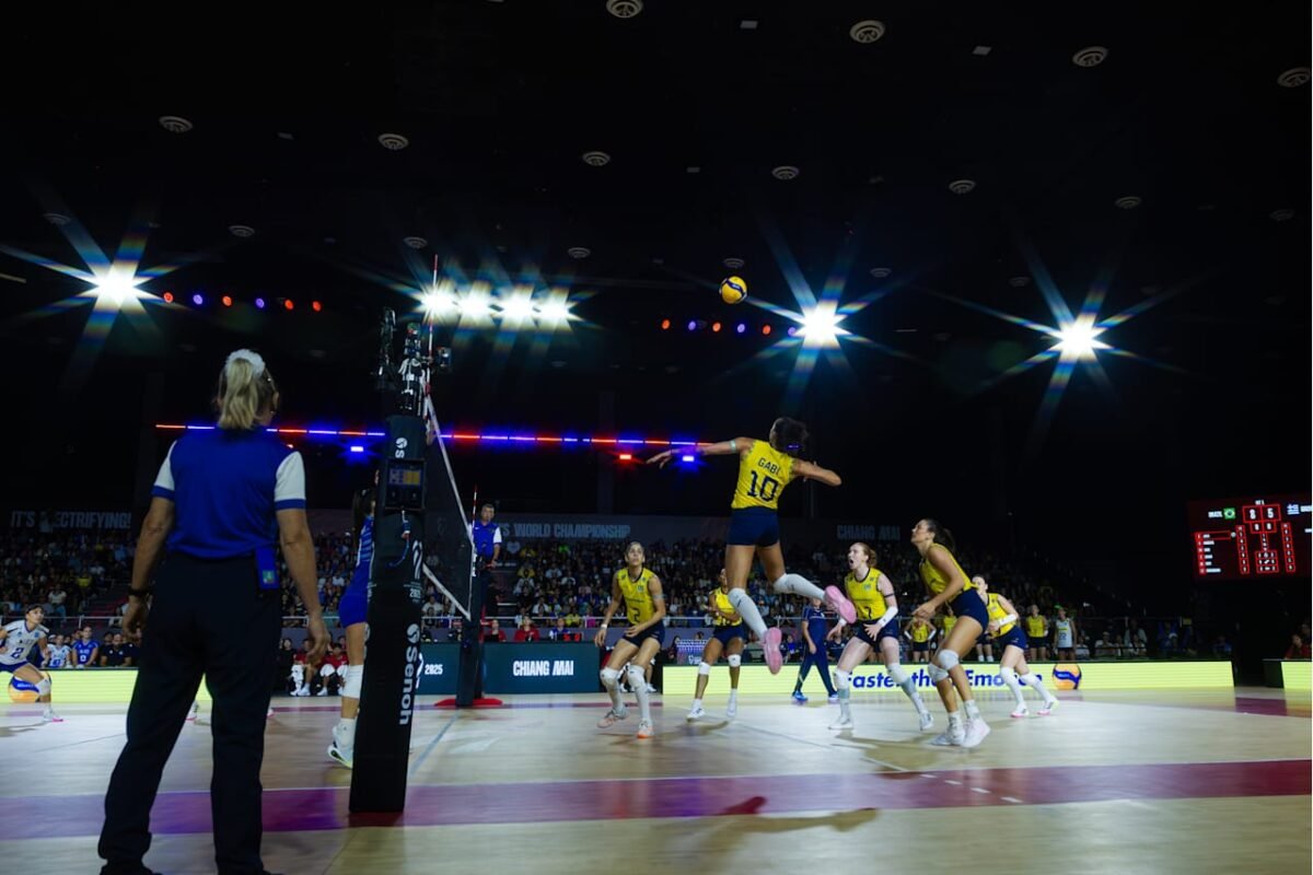 Gabi Guimarães ataca bola durante Brasil x Grécia, no Mundial Feminino de Vôlei (foto: Divulgação/FIVB)