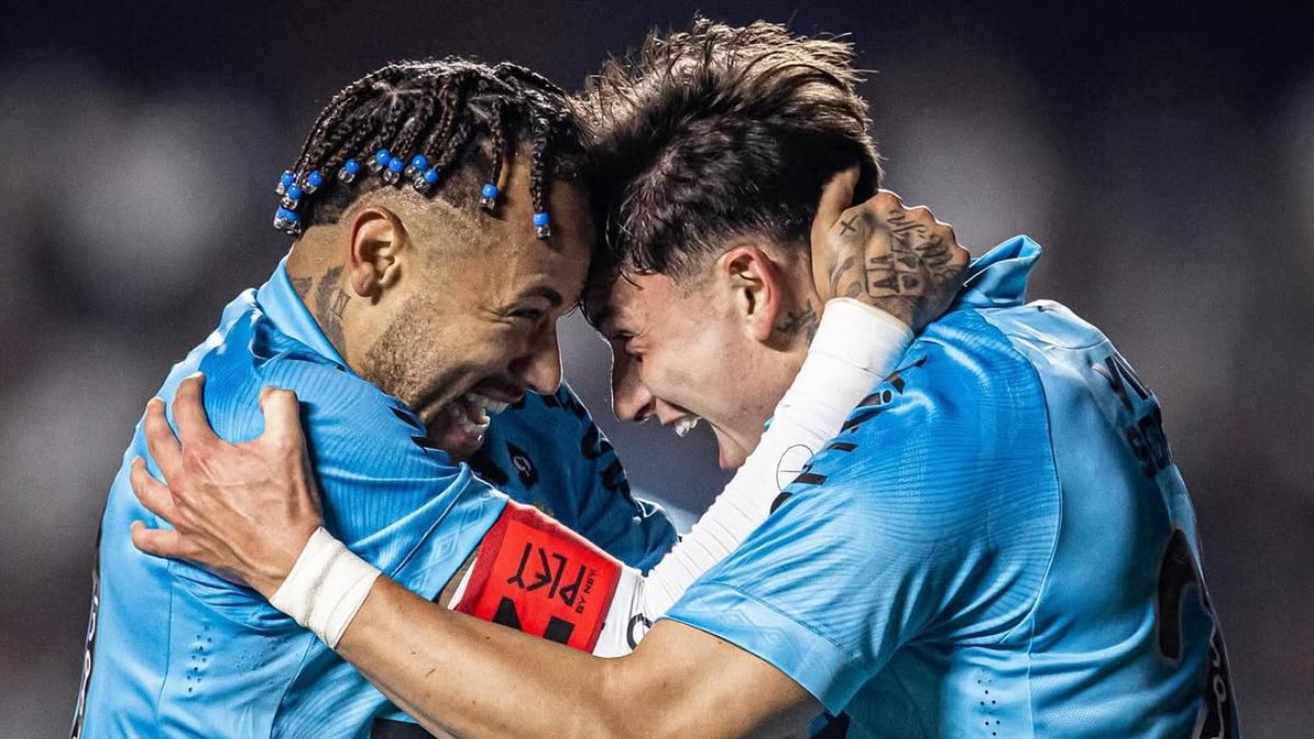 Neymar e Barreal comemoram gol do Santos (foto: Raul Baretta/Santos)