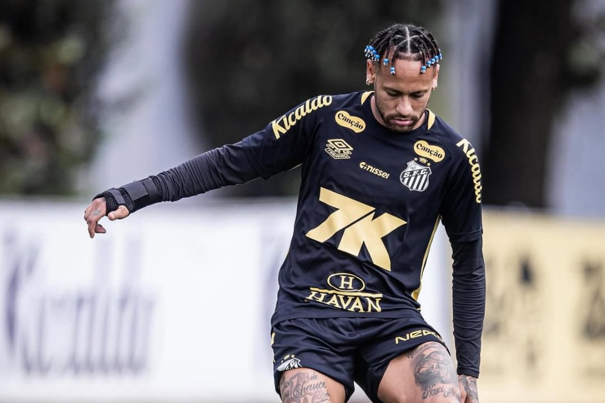 Neymar no treino do santos nesta quinta-feira (7/8) (foto: Raul Baretta/Santos)