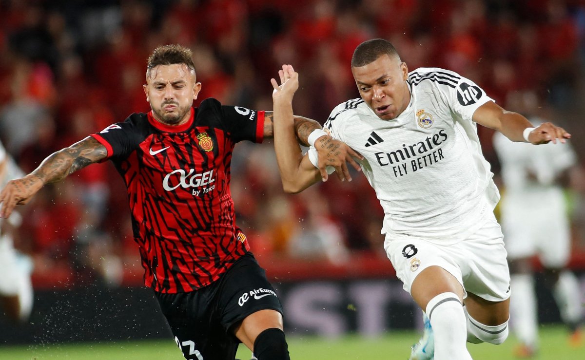 Pablo Maffeo luta por espaço com Kylian Mbappé durante duelo entre Mallorca e Real Madrid pelo Campeonato Espanhol (foto: Jaime Reina/AFP)
