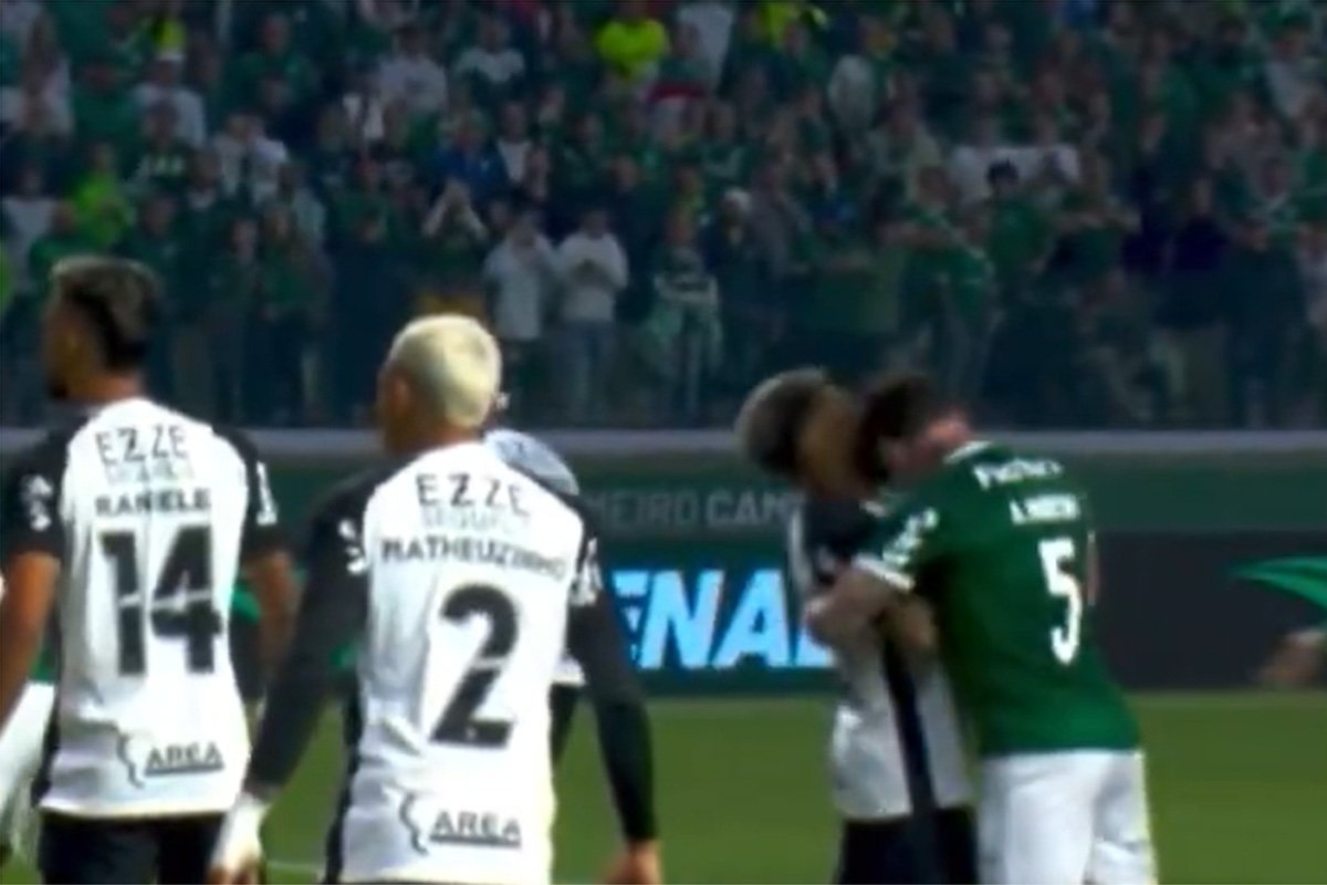 Aníbal Moreno acertou cabeçada em José Martínez (foto: Reprodução/Sportv)