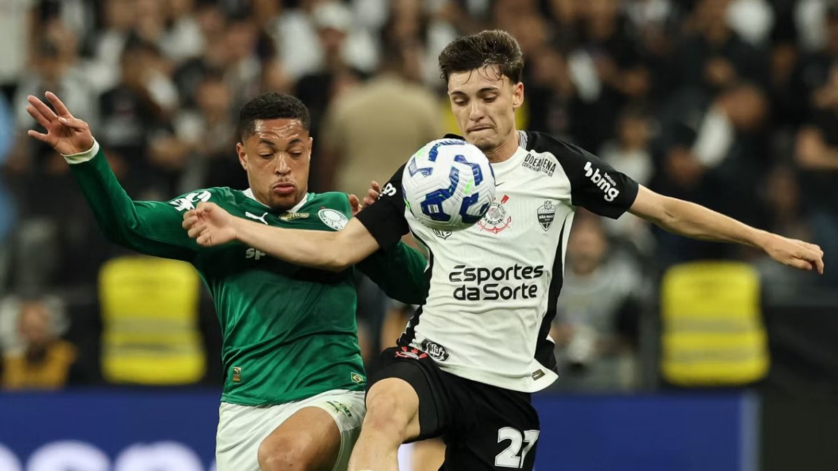 Vitor Roque e Breno Bidon disputam bola em Corinthians x Palmeiras (foto: Cesar Greco/Palmeiras/by Canon)