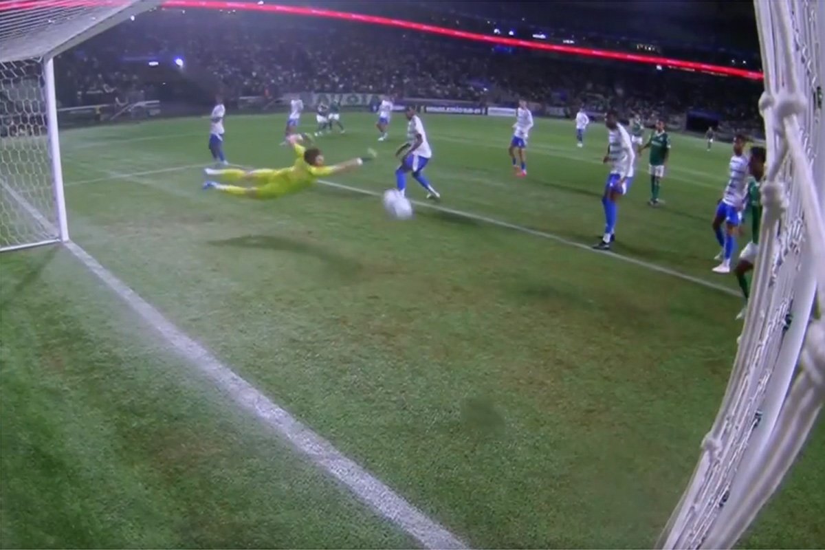 Lance do primeiro gol do Palmeiras, marcado pelo lateral-direito Gilberto - (foto: Reprodução/Sportv)