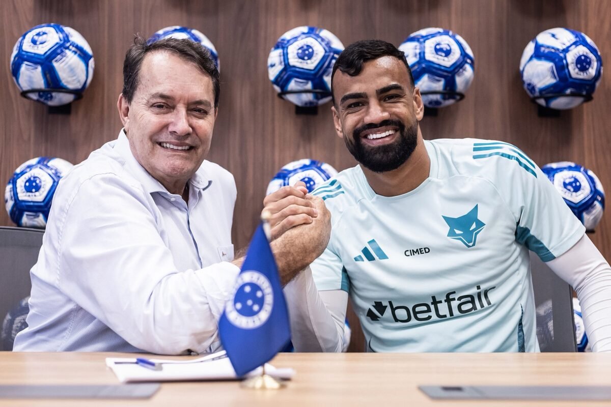 Pedrinho posa ao lado de Fabrício Bruno (foto: Divulgação/Cruzeiro)
