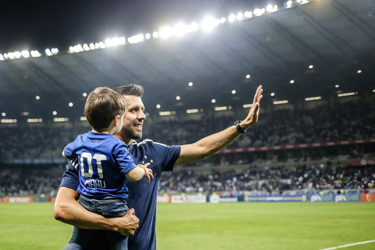 Paulo Pezzolano com o filho Manu no Mineirão - (foto: Staff Images/Cruzeiro)
