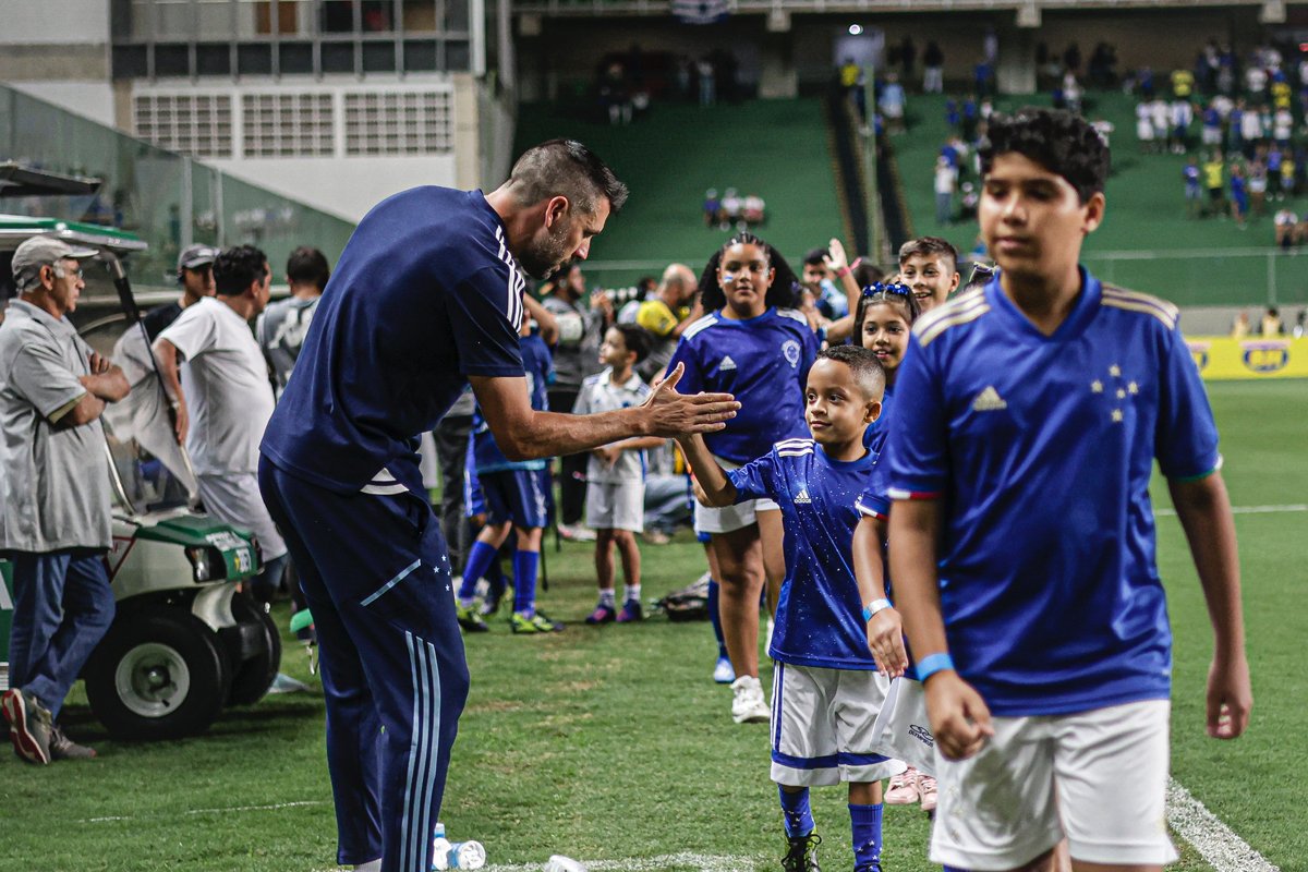 Pezzolano cumprimenta jovens torcedores do Cruzeiro antes de jogo contra o Pouso Alegre, no Independência, pelo Campeonato Mineiro de 2023 (foto: Cris Mattos/STAFF IMAGES)