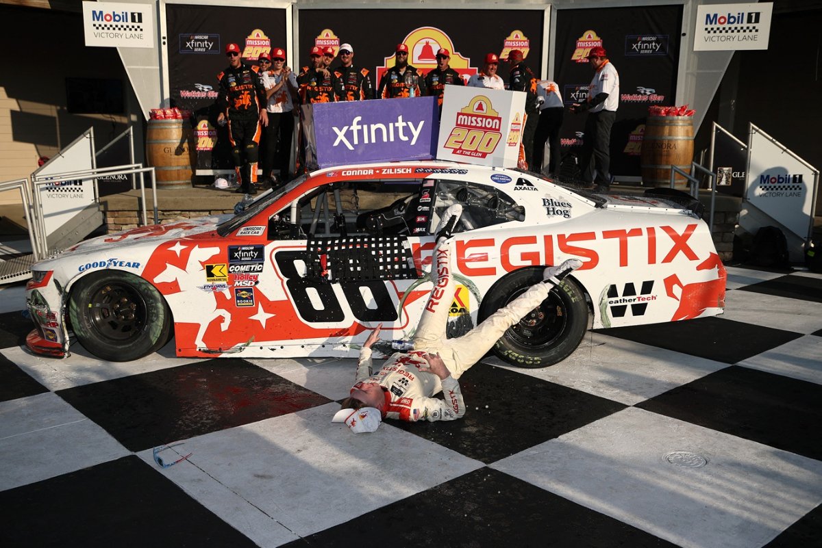 Piloto caiu de carro durante comemoração (foto: Chris Graythen / GETTY IMAGES NORTH AMERICA / Getty Images via AFP)
