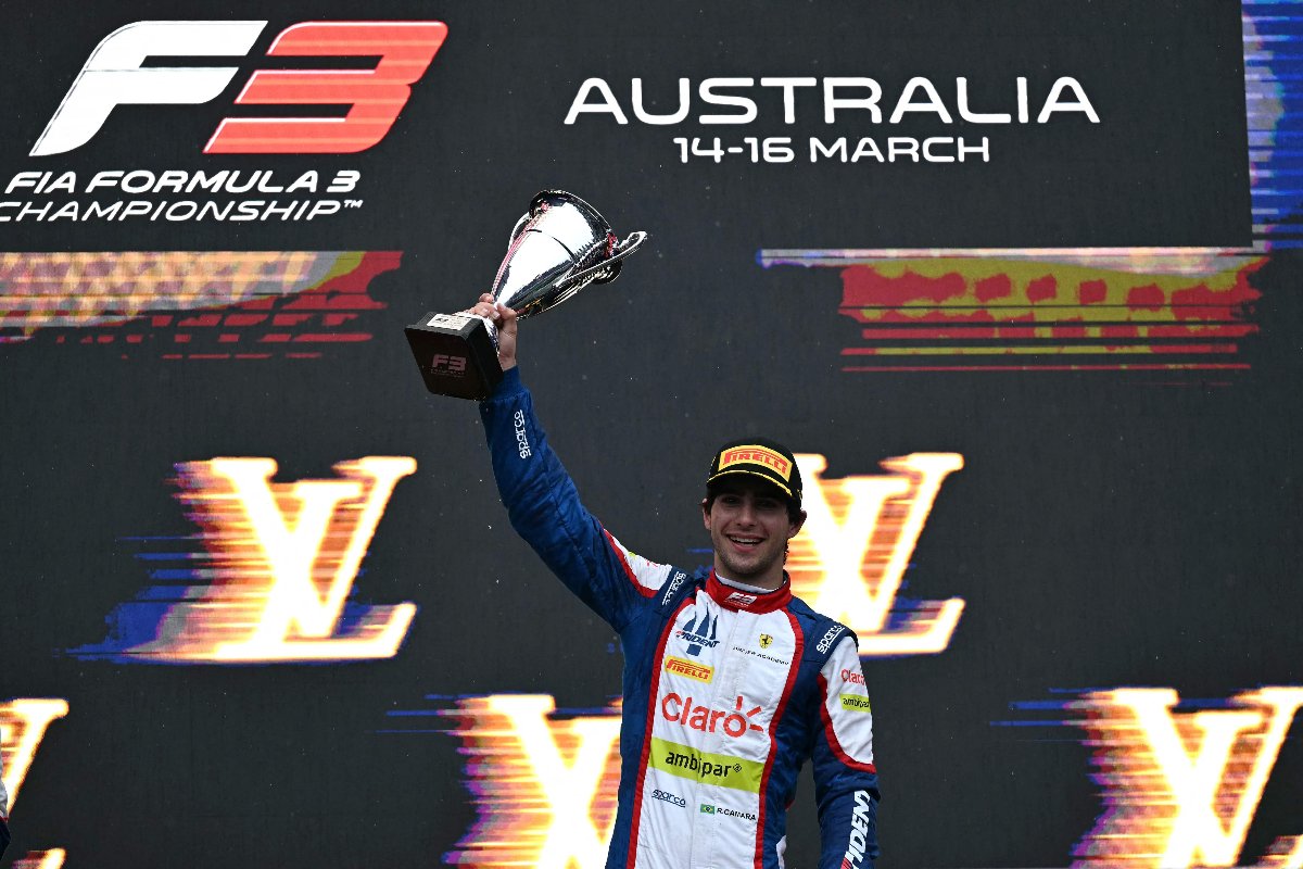 Rafael Câmara celebra a conquista da F3, categoria de acesso à F1 (foto: Paul Crock/AFP)