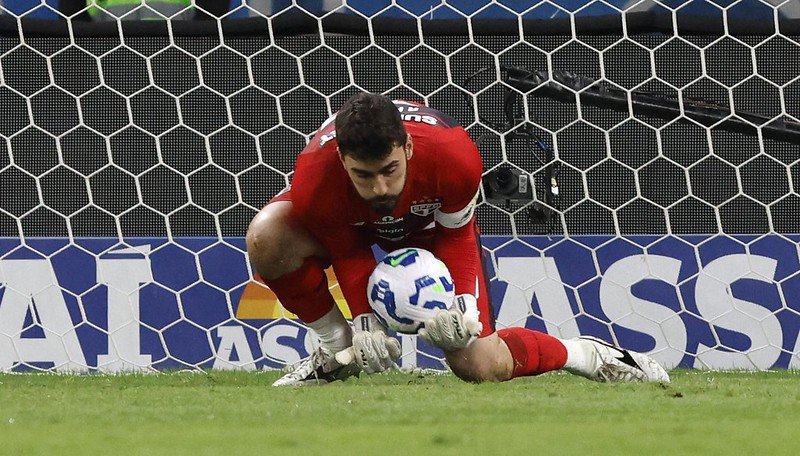 Goleiro Rafael segura bola em jogo do São Paulo (foto: Rubens Chiri/São Paulo)