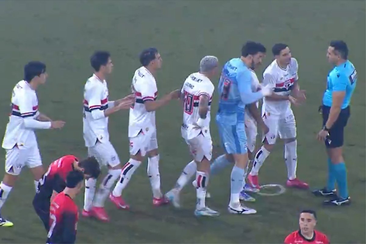 Jogadores do São Paulo reclamam com a arbitragem (foto: Reprodução/Amazon)
