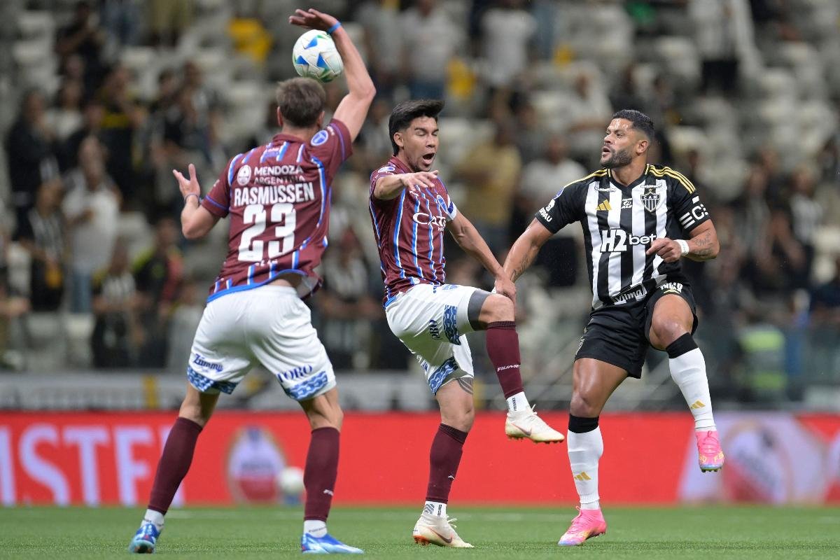 Hulk, atacante do Atlético, em ação no jogo contra o Godoy Cruz (foto: DOUGLAS MAGNO / AFP)