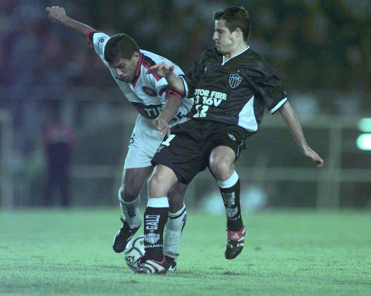 Ramon Menezes, meia do Atlético, em ação contra o Athletico-PR - (foto: Auremar de Castro/Estado de Minas - 02/05/2000)