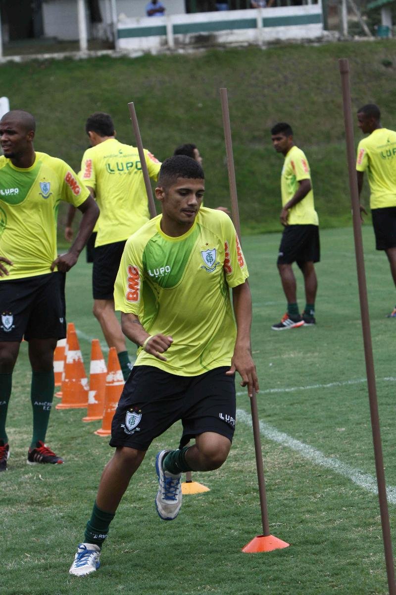 Douglas Dopô em treino no América na temporada 2015 - (foto: Rodrigo Clemente/EM/D.A Press - 06/02/2015)