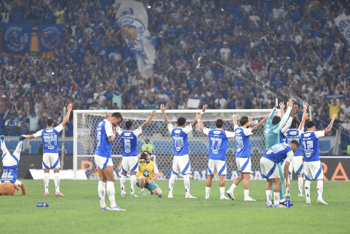 Jogadores do Cruzeiro festejam vitória sobre o Internacional no Campeonato Brasileiro (foto: Ramon Lisboa/EM/D.A. Press)