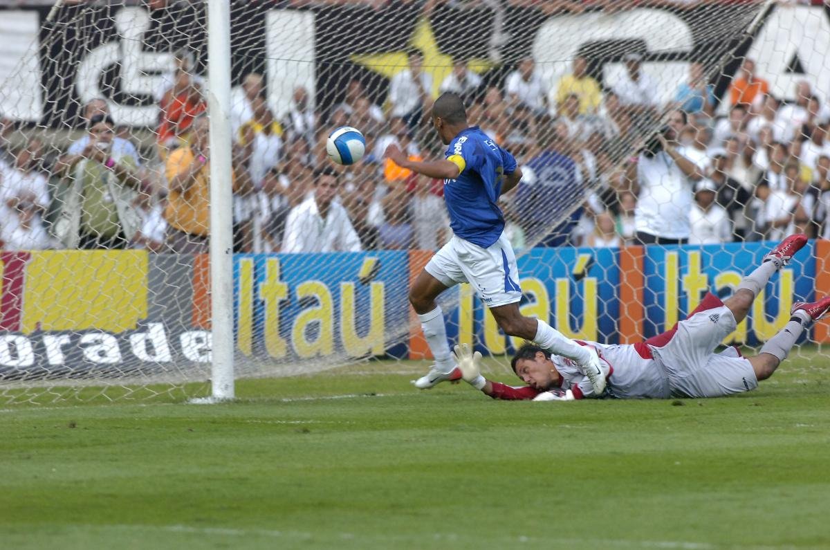 Araújo marcou dois gols pelo Cruzeiro na vitória por 4 a 2 sobre o Atlético no Brasileirão de 2007 - (foto: Paulo Filgueiras/Estado de Minas - 24/06/2007 )