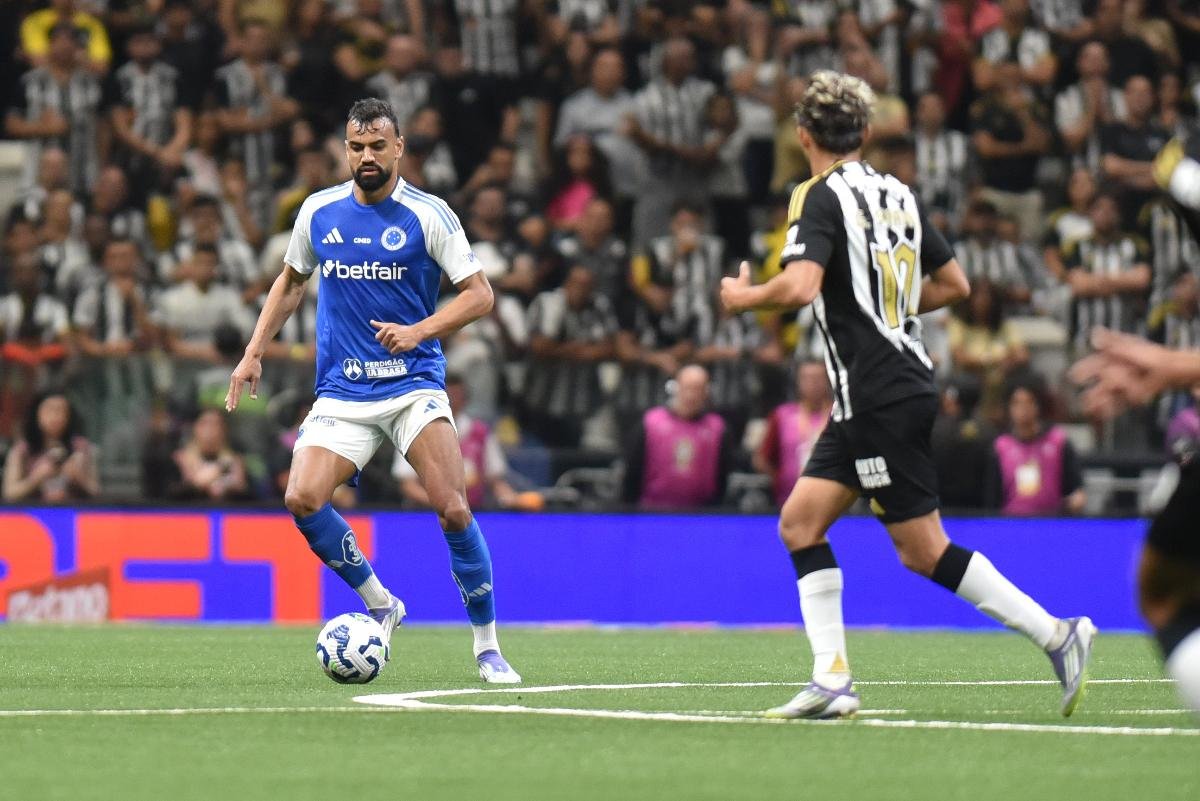 Fabrício Bruno soltou o pé de fora da área e marcou o primeiro gol do Cruzeiro contra o Atlético (foto: Ramon Lisboa/EM/D.A. Press)