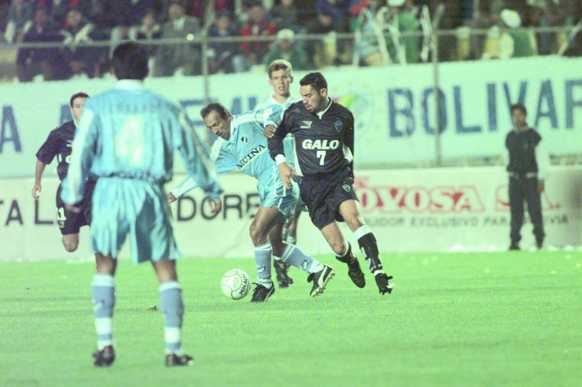 Jogo entre Bolívar e Atlético, em La Paz, na Bolívia, na Copa Libertadores de 2000 (foto: Juarez Rodrigues/Estado de Minas)