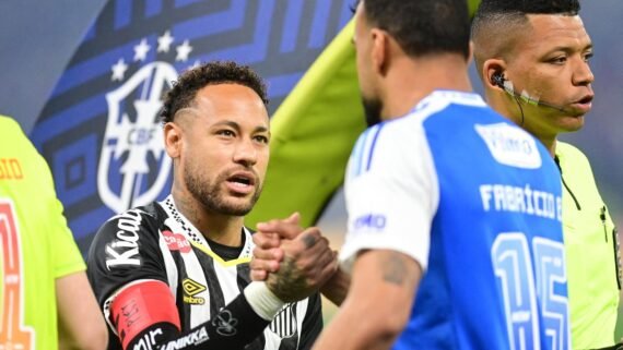 Neymar e Fabrício Bruno se cumprimentam antes de Cruzeiro x Santos no Mineirão (foto: Leandro Couri/EM/D.A. Press)