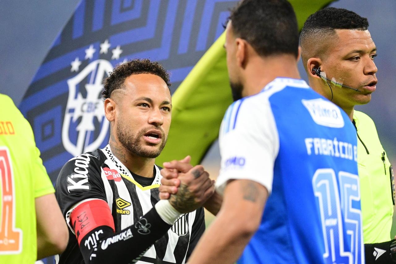 Neymar e Fabrício Bruno se cumprimentam antes de Cruzeiro x Santos no Mineirão (foto: Leandro Couri/EM/D.A. Press)